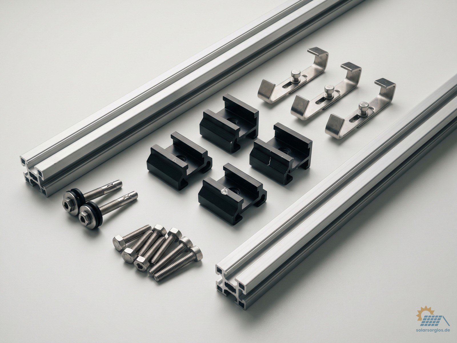 K2 Unterkonstruktion mit Aluminium-Schienen, Modul-Klemmen und Dachhaken