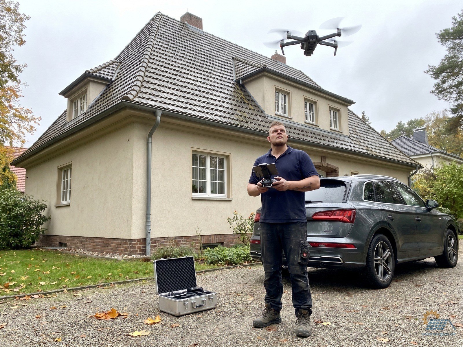 Maik beim Drohnen-Aufmaß im Garten der Premium-Villa